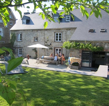 Terrasse ensoleillée de la maison d'hôtes à Crupet