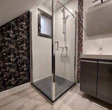 Jolie coin de douche avec petit bandeau en mosaïque. Meuble vasque et miroir