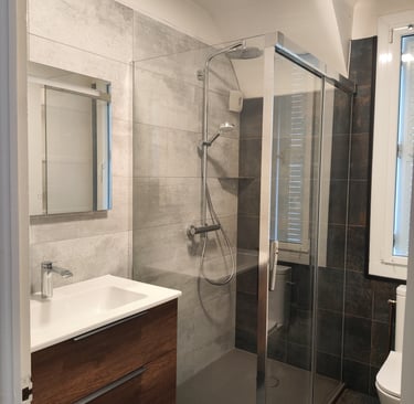 Joli mélange de faïences Grise et Noires, Douche avec paroi coulissante,  meuble vasque aspect bois et miroir