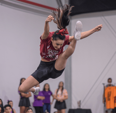 atleta performando um salto