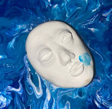 une sculpture blanche qui émerge des eaux