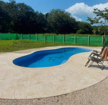 Piscina de forma irregular en playa Sámara Costa Rica, vitrocerámica color celeste niebla