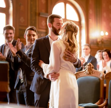des mariés qui s'embrassent à la mairie