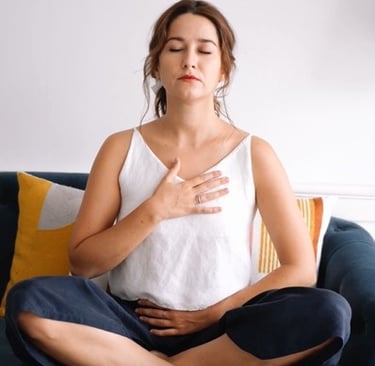 Mujer practicando respiración diafragmática