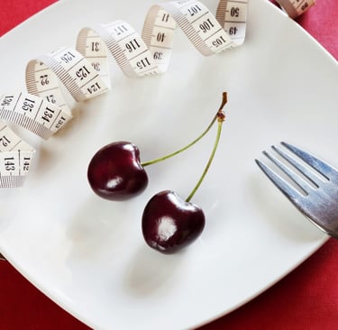 un tenedor y un tenedor con una cinta métrica