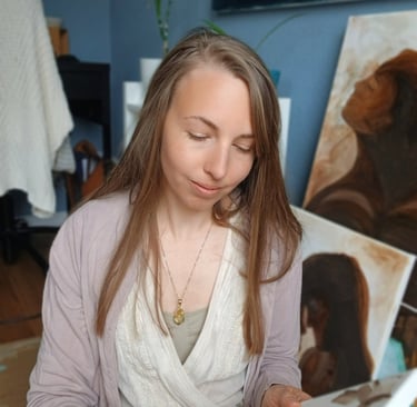 Janina Jaeckel, Künstlerin beim Malen in ihrem Atelier in Bielefeld