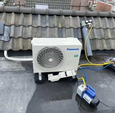 installatie van airco buitenunit op plat dak met koeltechnisch gereedschap in Rotterdam-Hoogvliet