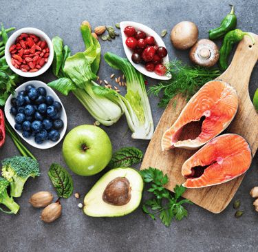Ingredientes saudaveis dispostos em mesa