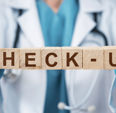 Blocos de empilhar formando a palavra checkup