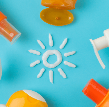 Frascos de protetor solar sobre fundo azul