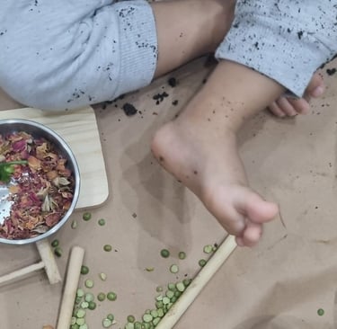atividade sensorial de brincar não estruturado criança brincando com terra