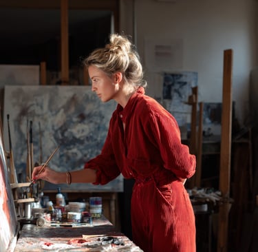 atelier women forces femme en rouge peignant