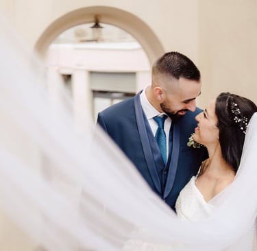 Sposi che si guardano innamorati
