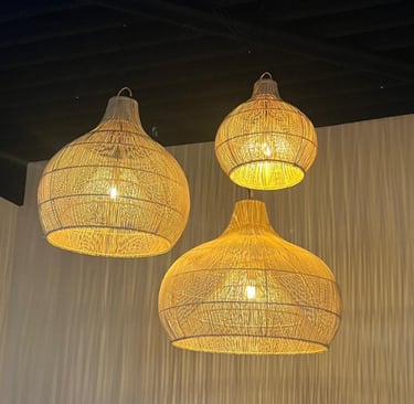 Hanglampen met een natuurlijk ontwerp en warme verlichting in een moderne ruimte.