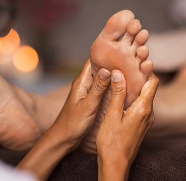 manos masjean planta del pie derecho