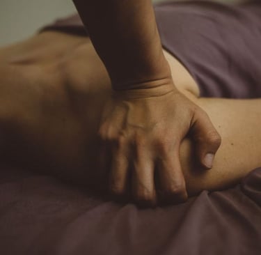 masajista ejerce presión palmar sobre hombro derecho