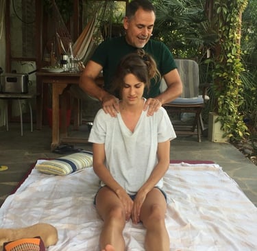 masajista ihace presion angular sobre las escapulas