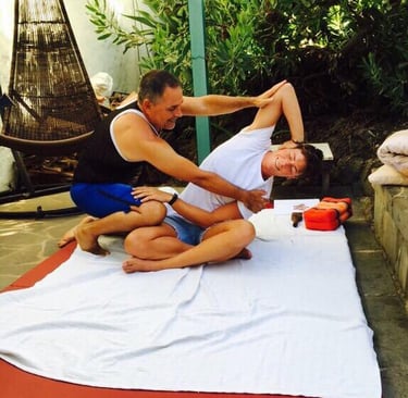 masajista induce torsión lateral del torso