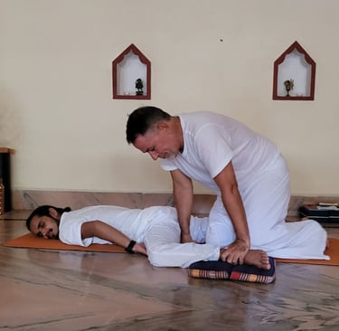 masajista aplica presión sobre el talon izquierdo