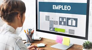 mujer buscando empleo, en página WEB.