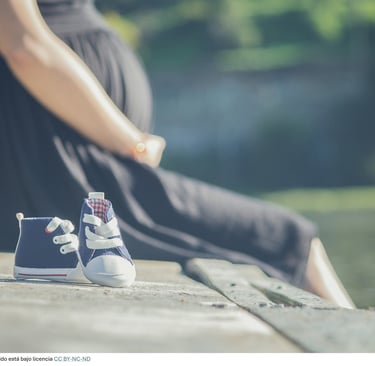mujer inmigrante esperando bebe