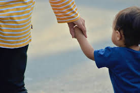 mujer inmigrante con su hijo
