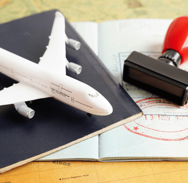 Foto representando elementos de la migración avion, pasaporte , sello