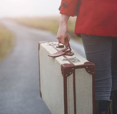 mujer con una maleta representando la migración femenina