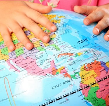 foto que ilustra un niño estudiando el globo terraqueo