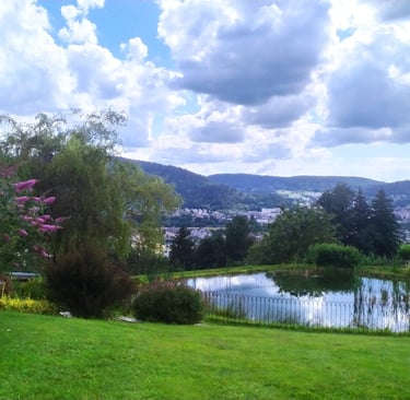 Etang avec vue sur la vallée