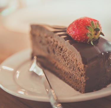 Part de gâteau au chocolat avec une fraise