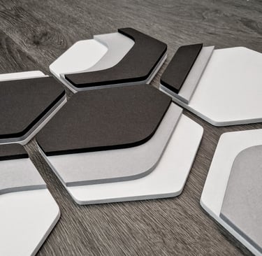 Arte modulare minimalista. Esagoni disposti a nido d'ape, ispirati dalle isoipse topografiche