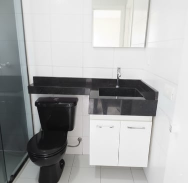 Banheiro Moderno com Cuba Esculpida em Granito Preto e Gabinete Branco