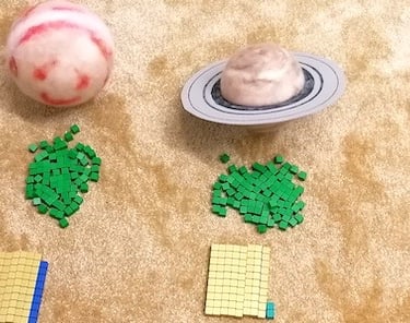 Planeten aus Filz mit Rechenmaterial nach Anzahl der Monde