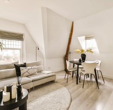 canapé et table à manger dans un appartement près de la fenêtre
