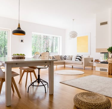 Salon moderne avec parquet et murs blancs