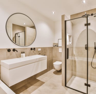 salle de bain avec cabine de douche sol clair double vasque miroir rond ton beige