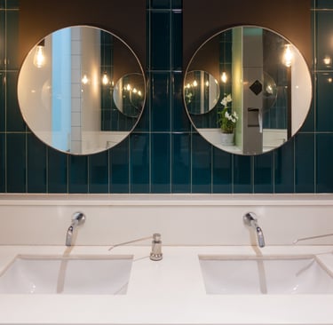 salle de bain moderne avec faïence bleue nuit double vasque miroirs ronds 