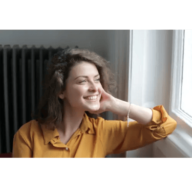 Chica sonriendo Ventana