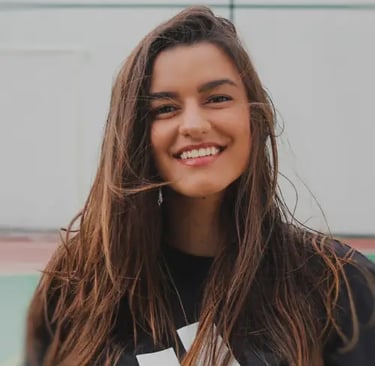 Chica Sonriendo Clearteca