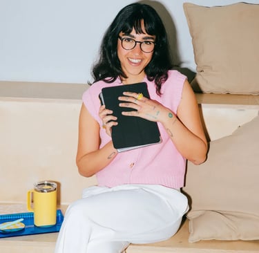 Chica en sofa