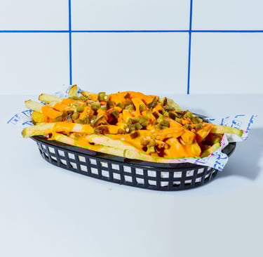Patatas fritas de Flipa cortadas a mano diariamente, con mayo chili y jalapeños