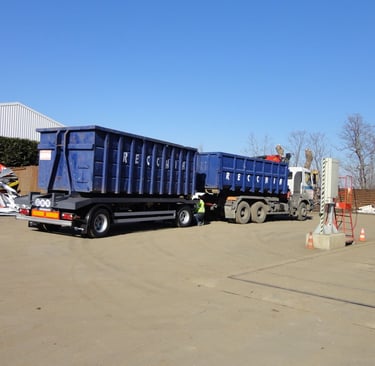 Un camion avec deux benne bleu