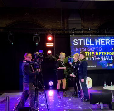 Kamera team filmt ein live interview mit Moderatorin Stine Nehrmann, Konferenz future of festival.