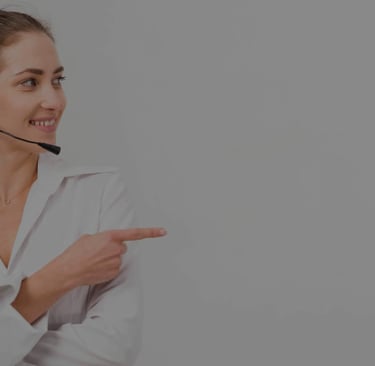 Mulher apontando para o formulário