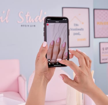 estetista che cerca di stare al passo con il marketing digitale mettendo storie su Instagram 