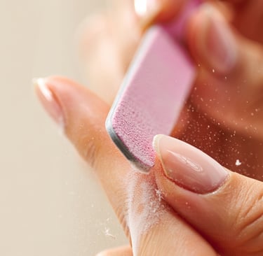 lima rosa che lima il bordo libero dell'unghia naturale