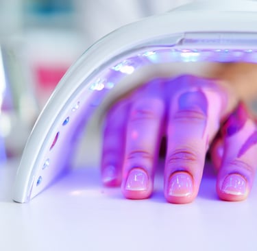mano con gel che asciuga in lampada con i raggi uv