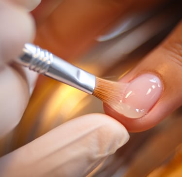 pennello in setole naturali che stende uno strato di gel irregolare