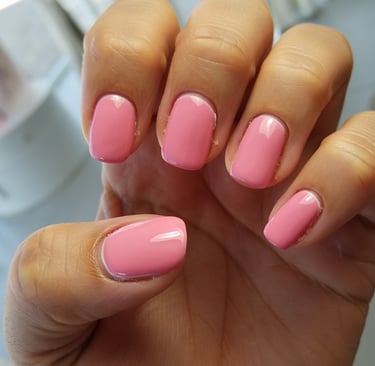 unghie rosa  corte con molta ricrescita da aggiustare 